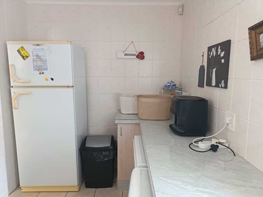 To Let 1 Bedroom Property for Rent in Wavecrest Eastern Cape